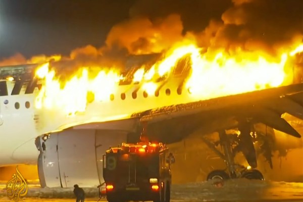Стотици бяха евакуирани от самолет на Japan Airlines, след като